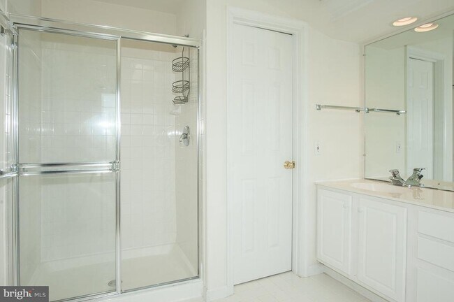 Building Photo - 6862 Alicia Ct