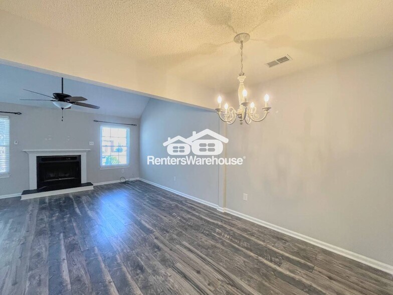 Building Photo - 2421 Sedgewick Dr