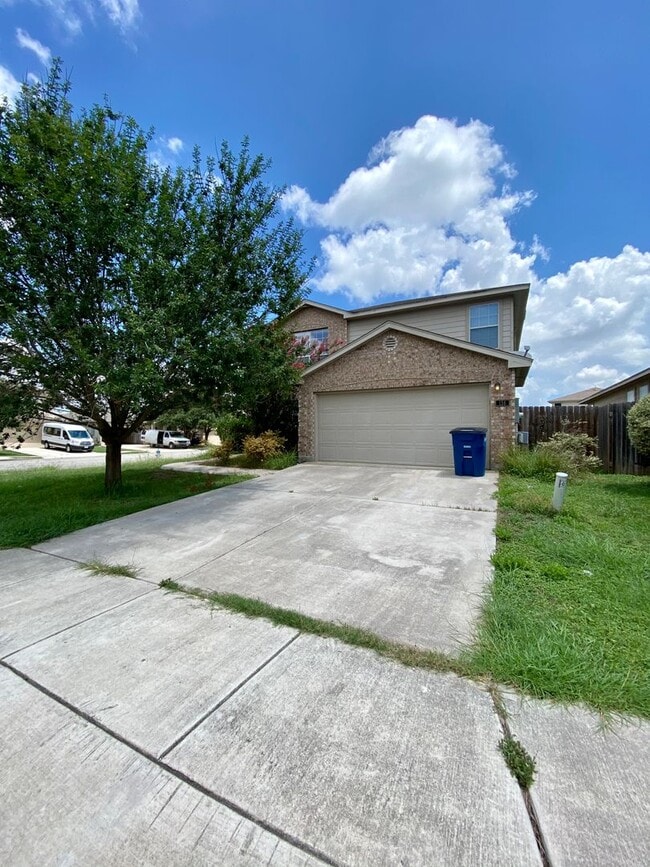 Building Photo - Charming New Braunfels Home Available for Immediate Move In