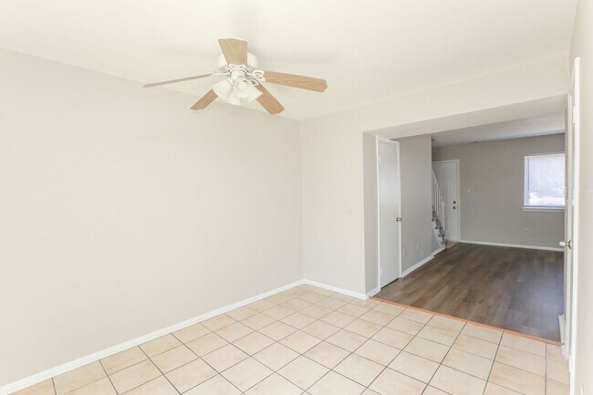Building Photo - Updated 3BR Townhouse in Prime VA Beach Lo...