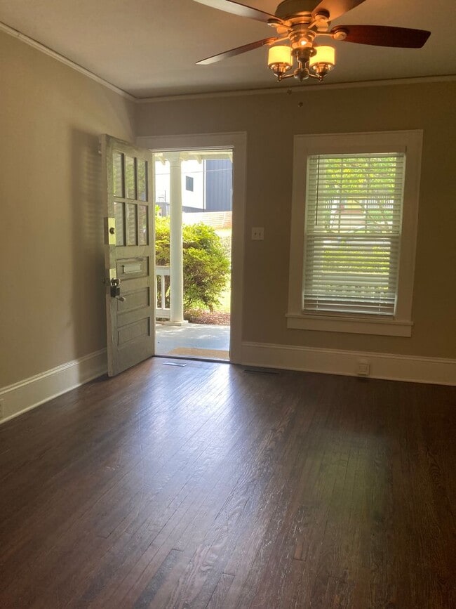 Building Photo - Spectacular Bungalow, Right Outside Uptown!