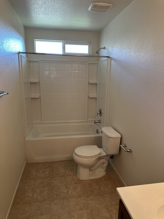 Building Photo - Stockton 4 Bedroom 2.5 Bathroom Home.