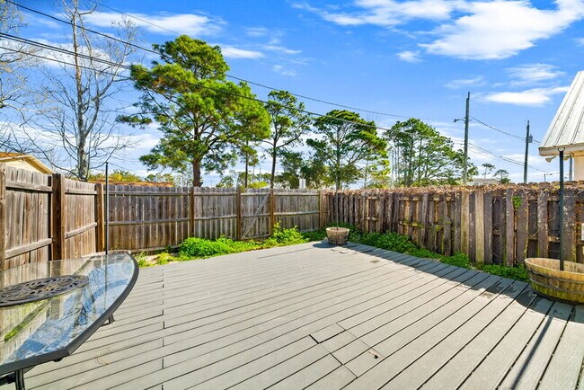 Building Photo - 6504 N Lagoon Dr