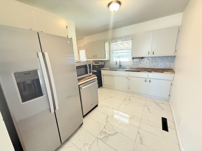 Building Photo - 2723 Hillview Dr