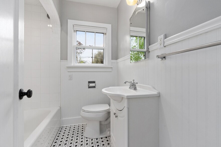 Building Photo - 1011 E Nora Ave