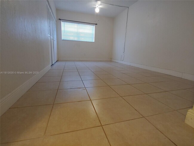 Building Photo - 1305 W 53rd St
