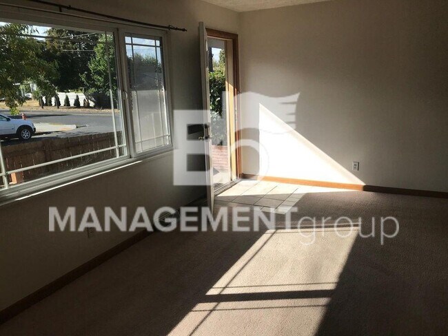 Building Photo - Fantastic Location! This is a great 2 bedroom 1 bath ranch-style home, in the heart of Concordia/...