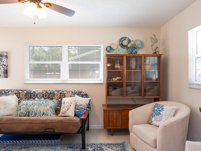 Building Photo - Luxury Seasonal Furnished Rental "Charming...