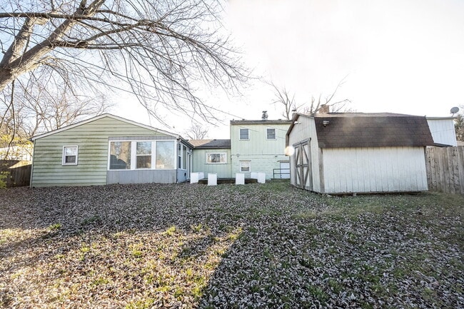 Building Photo - "Charming 3-Bed, 2-Bath Gem on E 35th St w...