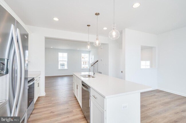 Building Photo - 301 Hillsdale Pl