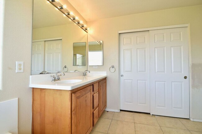 Building Photo - Beautiful 4BED/3BATH/CAR home located in SW Las Vegas! -Enjoy Rent-Free Holidays!