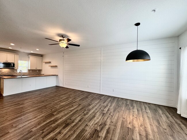 Building Photo - Practically New & Available May 1st! Luxur...
