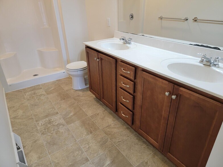 Building Photo - 5231 Summerfield Dr