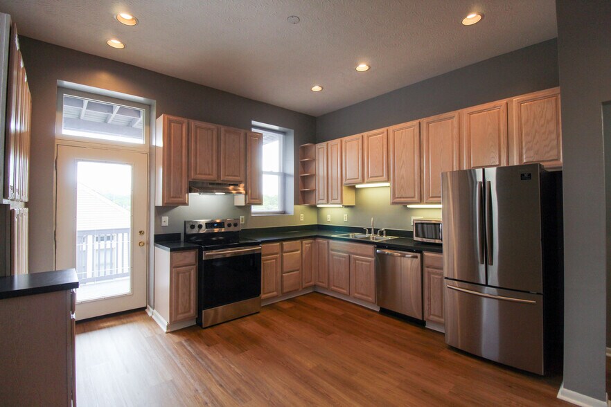 Primary Photo - 2127 Deerfield Pl
