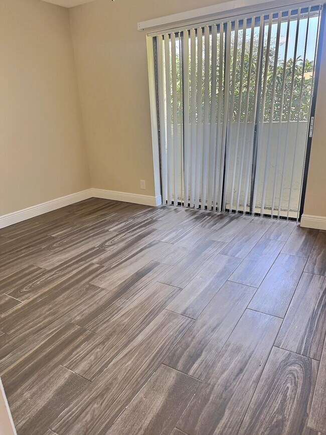 Building Photo - 3348 Lucerne Park Dr