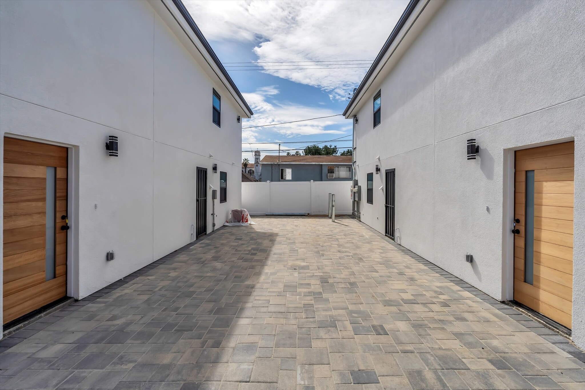 Building Photo - 2116 E 2nd St