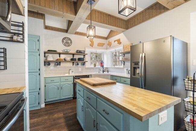 Building Photo - Perfect Home for Beauty & Privacy!