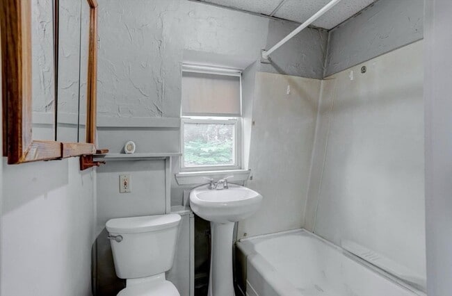 Building Photo - 122 Lowell St