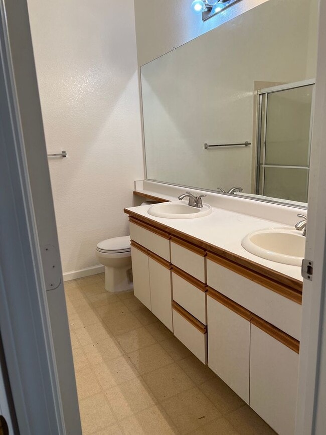 Building Photo - 2598 Oak Rd