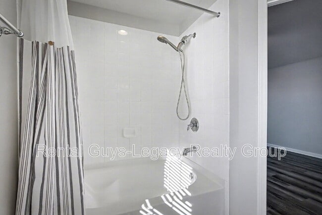 Building Photo - 6986 Roundleaf Dr