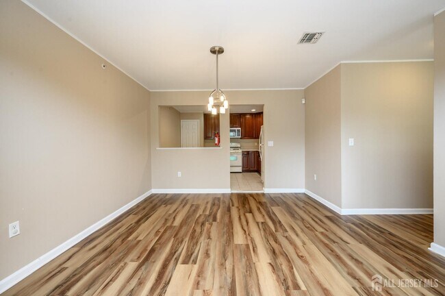 Building Photo - 303 Pinelli Dr