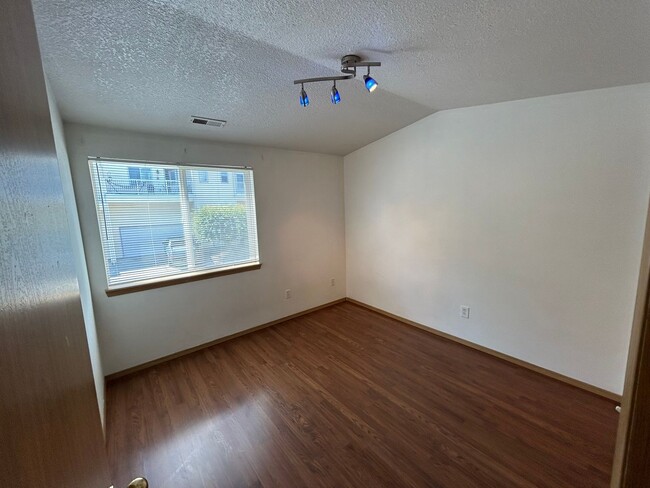 Building Photo - "Move-In Special: December Rent Discount !...