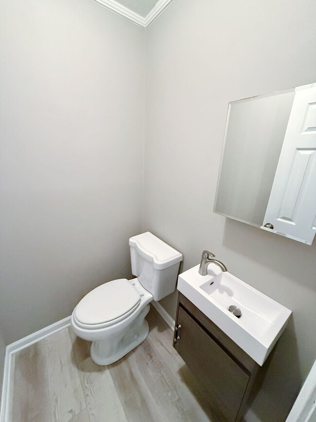 Building Photo - Cozy, Contemporary Living in a Quiet Community!