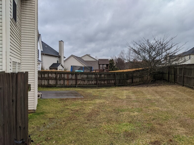 Fenced back yard - 628 Hadlow St