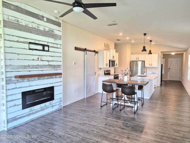Building Photo - 2537 Oak Stream Dr