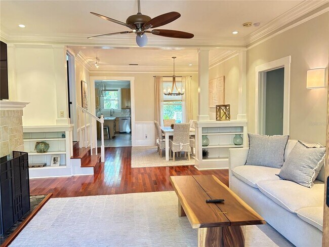 Building Photo - 324 Julia Pl