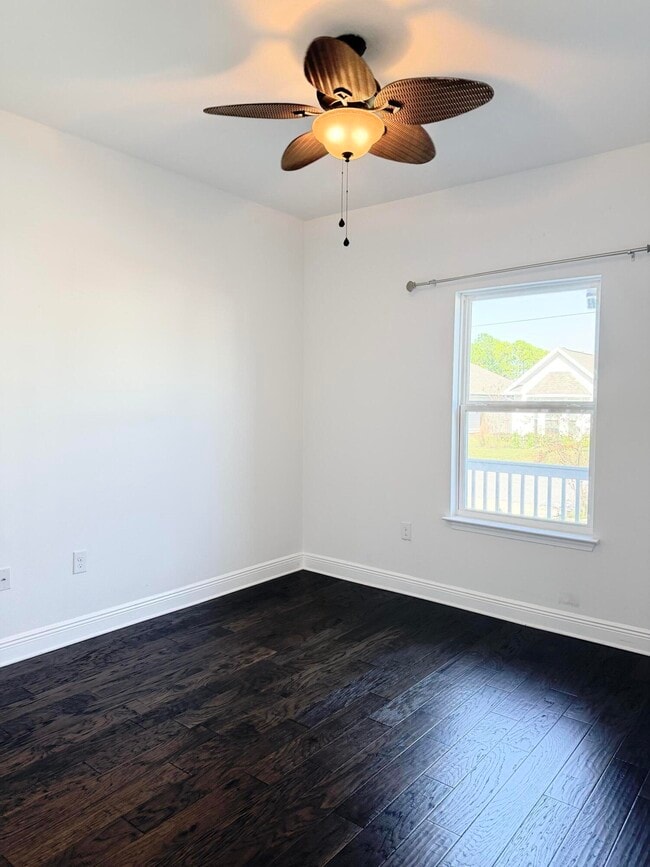 Building Photo - 590 Las Roblas Grande Dr