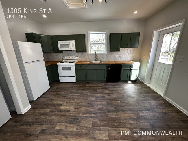 Building Photo - 2 Bed / 1 Bath Top Unit Duplex (Available ...