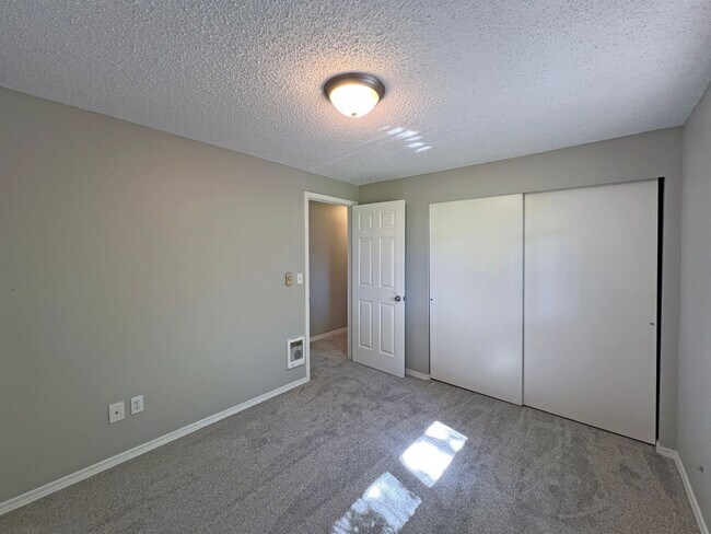 Building Photo - Charming Immaculate Three Bedroom Rambler in Tacoma