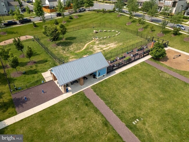 Building Photo - 214 Almond Dr