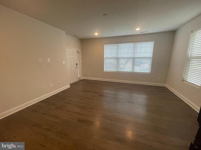 Building Photo - 7143 Beaumont Place