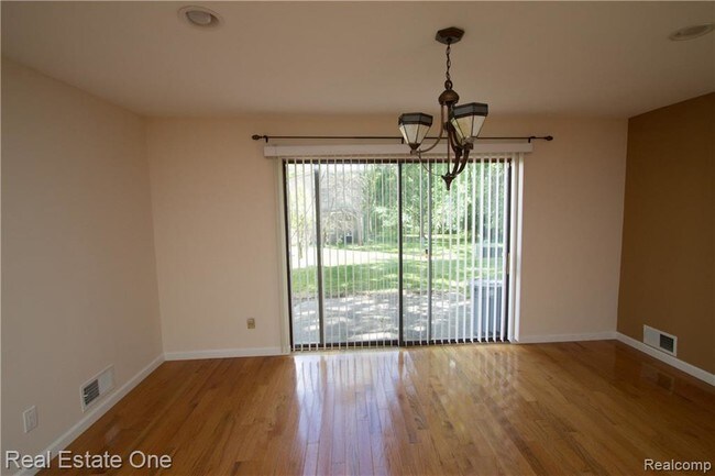 Building Photo - 27081 Farmbrook Villa Dr