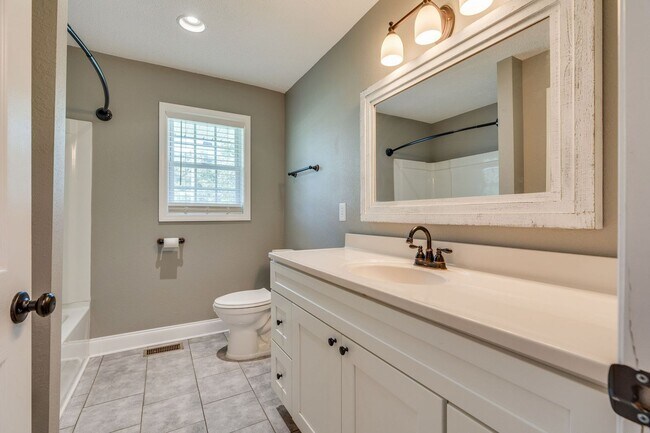 Building Photo - 3 Bed/2 Bath fully Renovated House
