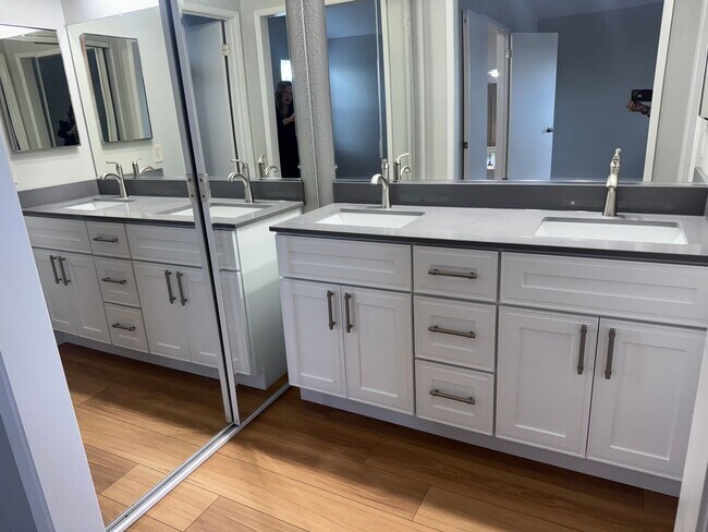 Building Photo - 2776 Woodmont Dr