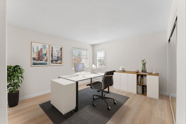 Building Photo - 4 Bed/2.5 Bath Vista Residence Beautifully...