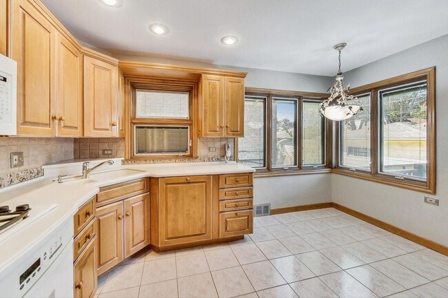 Building Photo - 5644 N Meade Ave