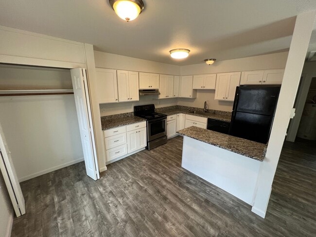 Building Photo - Townhouse in Tigard $1575 + utilities