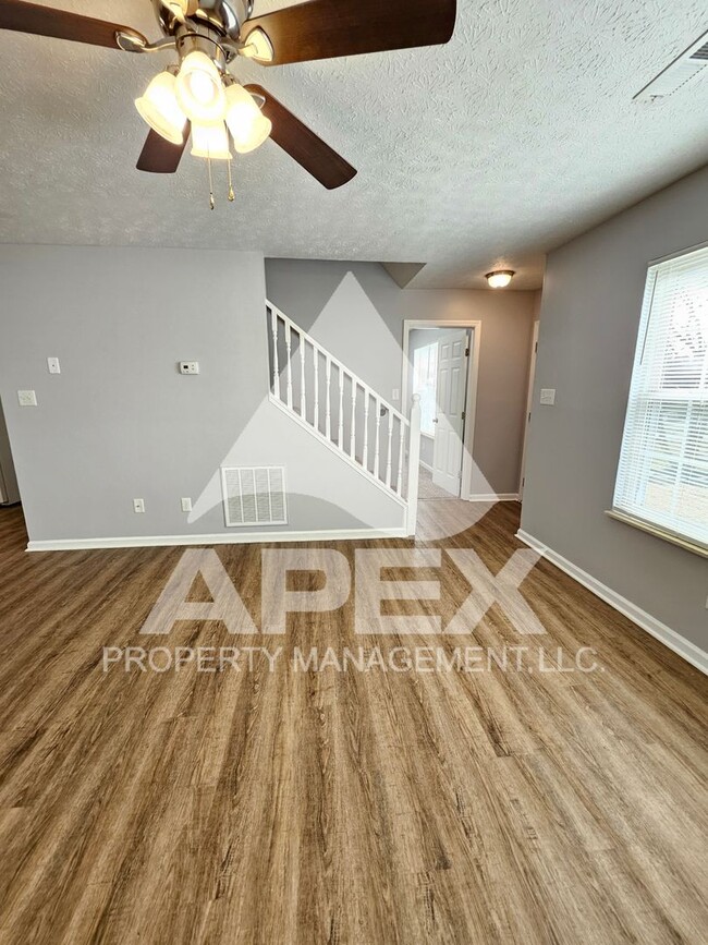 Building Photo - **MOVE-IN SPECIAL** 1/2 off 1st month! Bea...