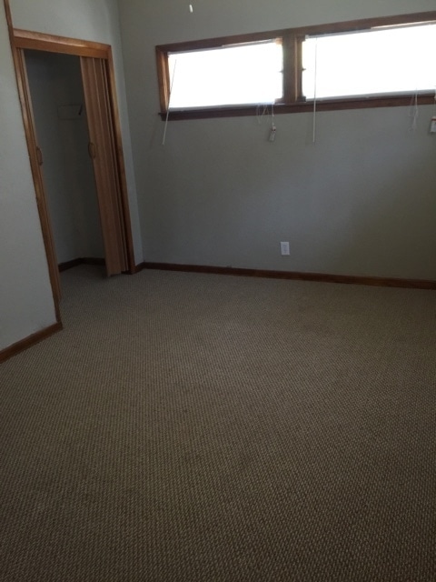 Building Photo - 3 bedrooms 2 bathrooms 1 car carport