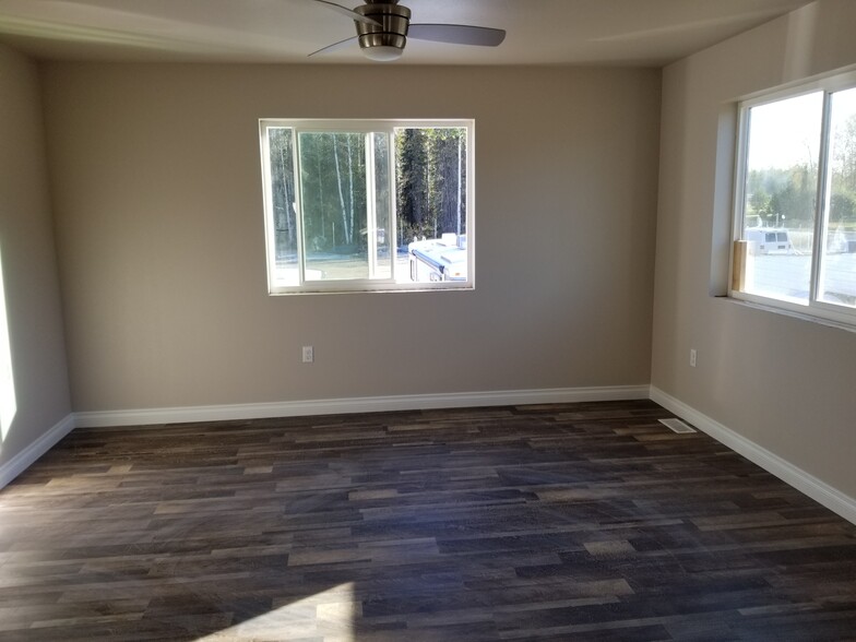Living room - 15263 North Shore Dr