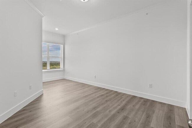 Building Photo - 1664 Hillside Terrace