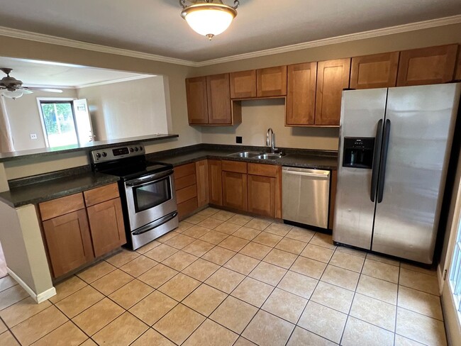 Building Photo - 3 Bedroom Ranch in Champaign-AVAILABLE AUG...