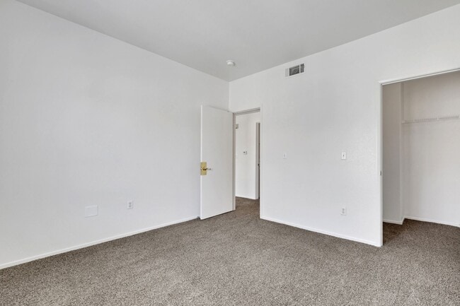 Building Photo - 2 Bedroom Condo