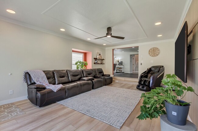 Building Photo - Beautiful 5-Bedroom Home in Sandy!