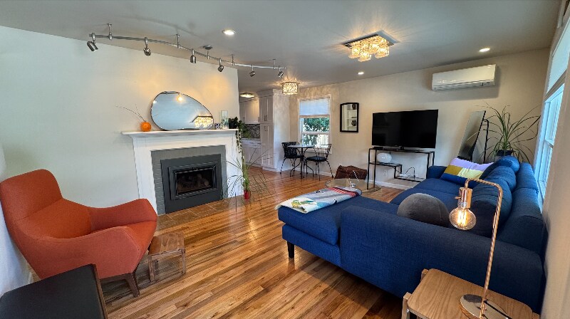 Building Photo - 5258 S Cloverdale Pl