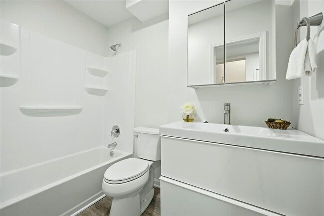 Building Photo - 1390 Tennis Ct Pl